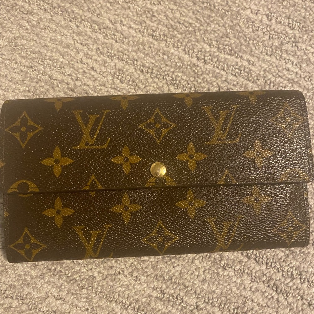 LV wallet in pristine condition. Box and dust bag included
